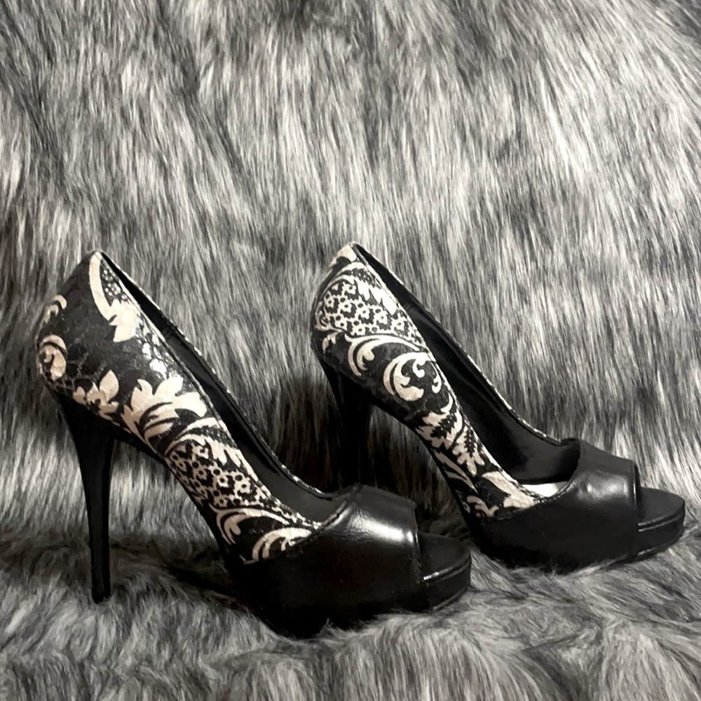 Black and white pump